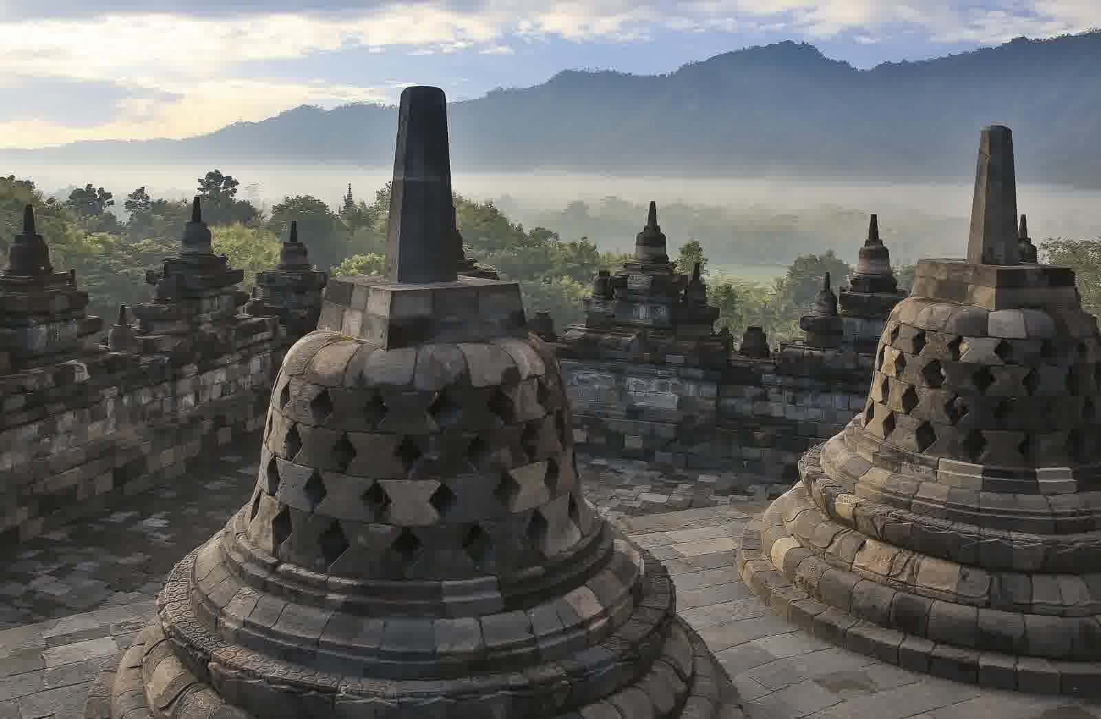 Stupa-stupa berisi arca Buddha di teras atas Borobudur