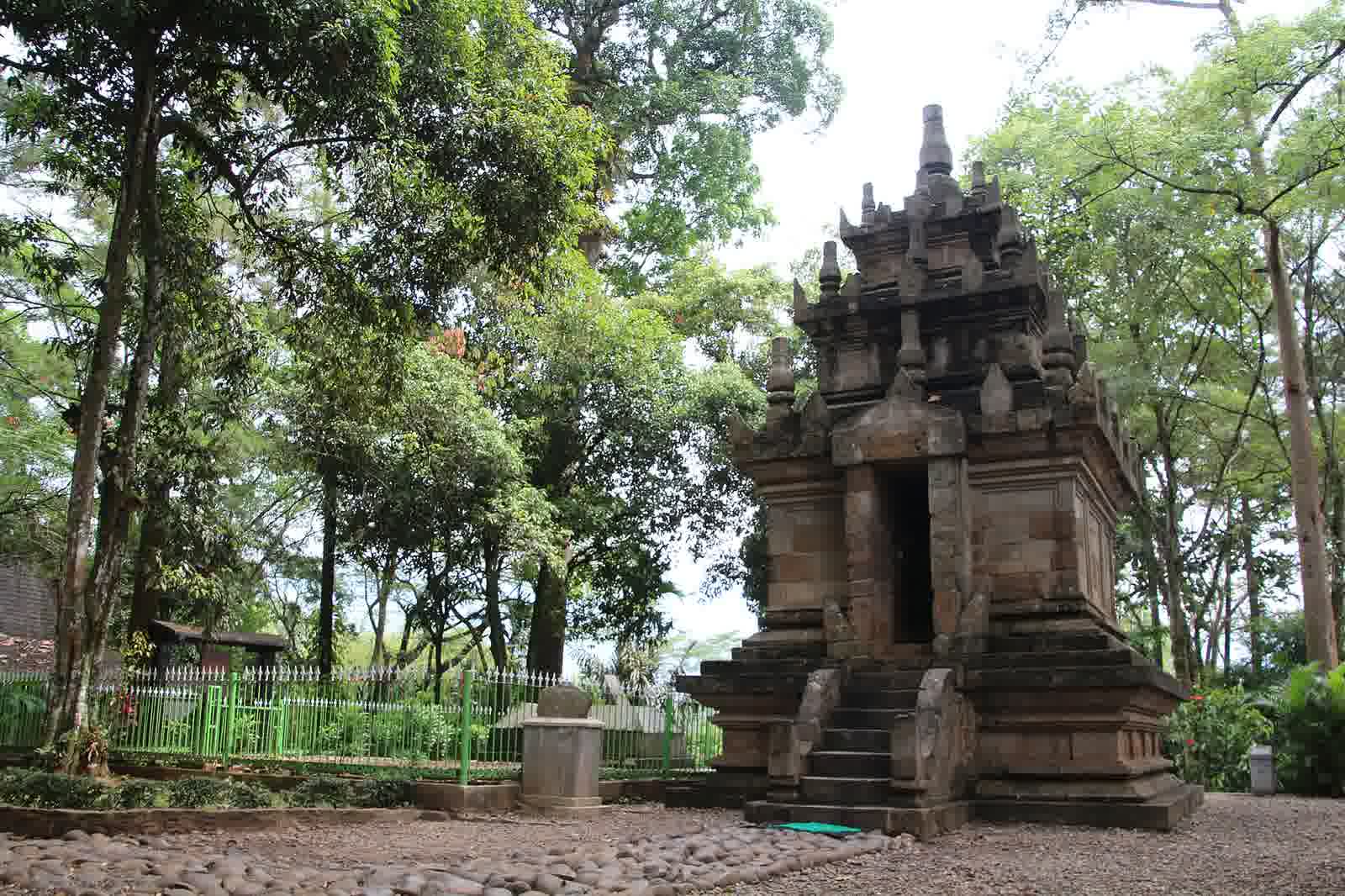 Candi Cangkuang di tepi danau, Garut