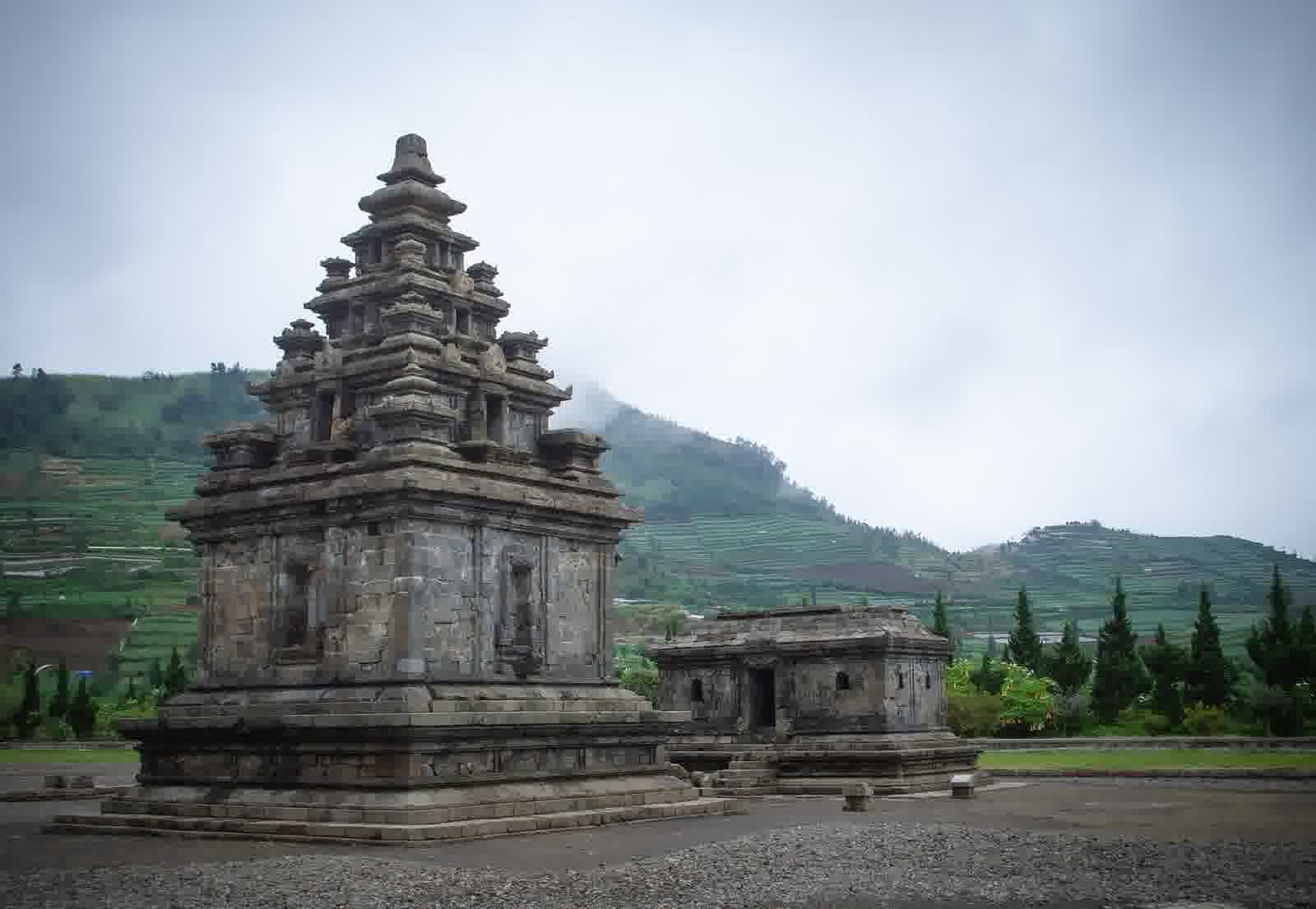 Kompleks candi di Dataran Tinggi Dieng di bawah langit biru