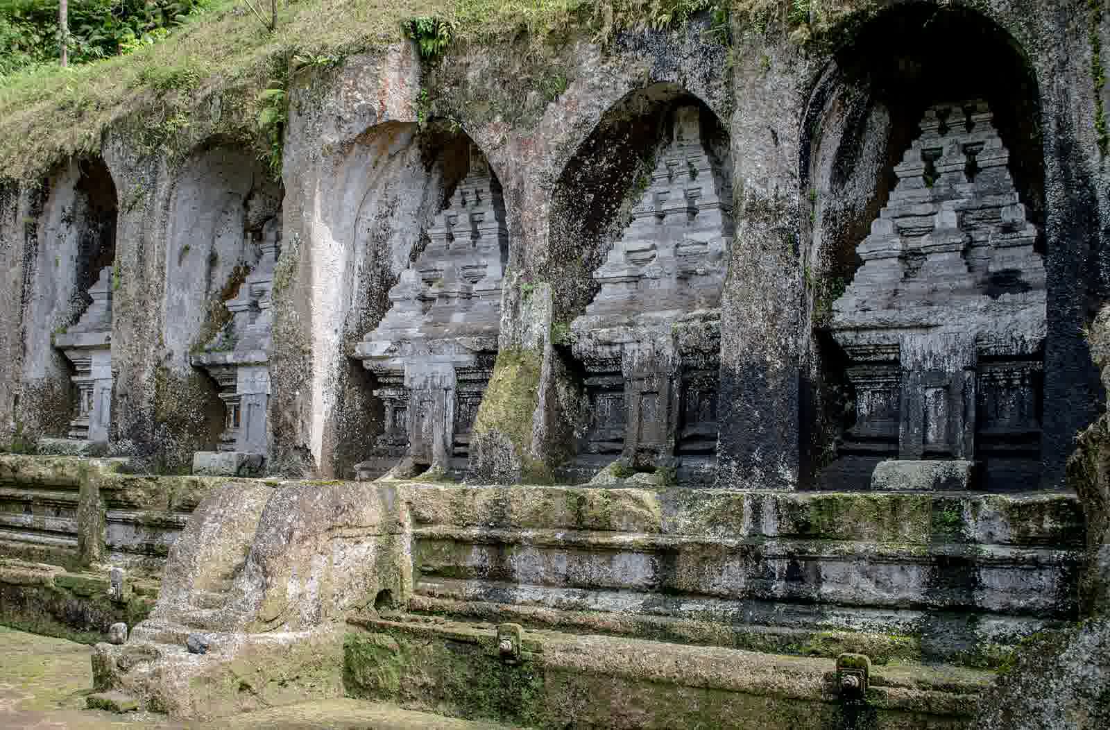 Candi tebing Gunung Kawi di antara hamparan sawah, Bali