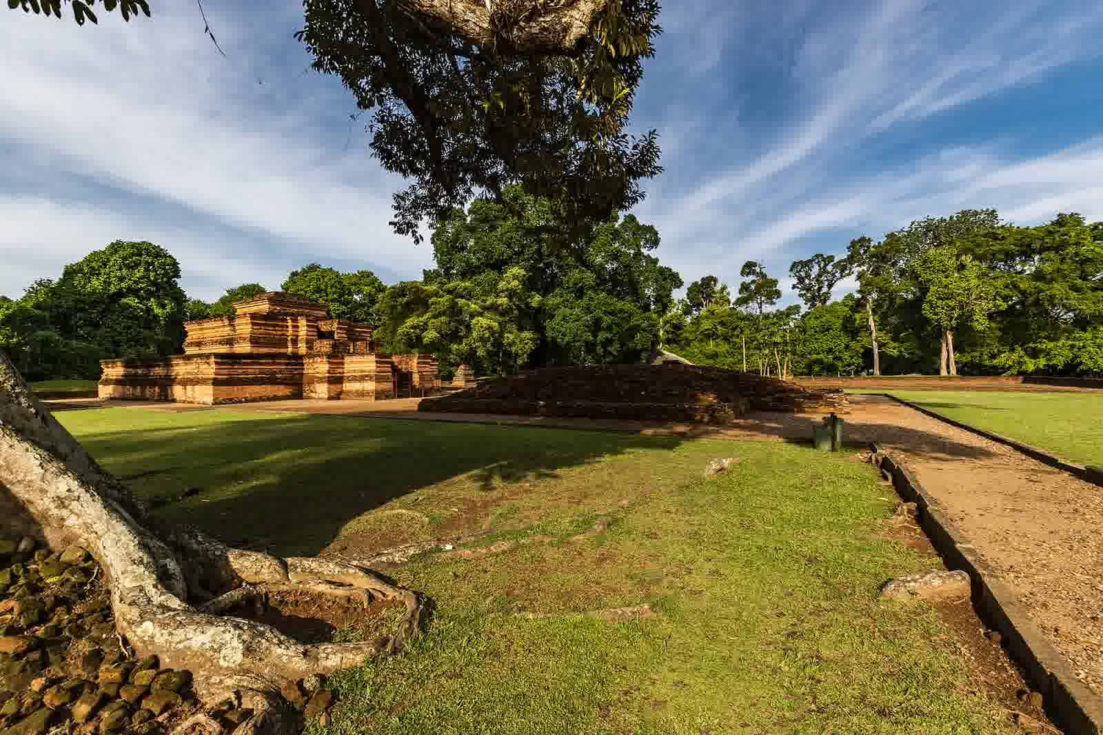 Candi Muaro Jambi di siang hari