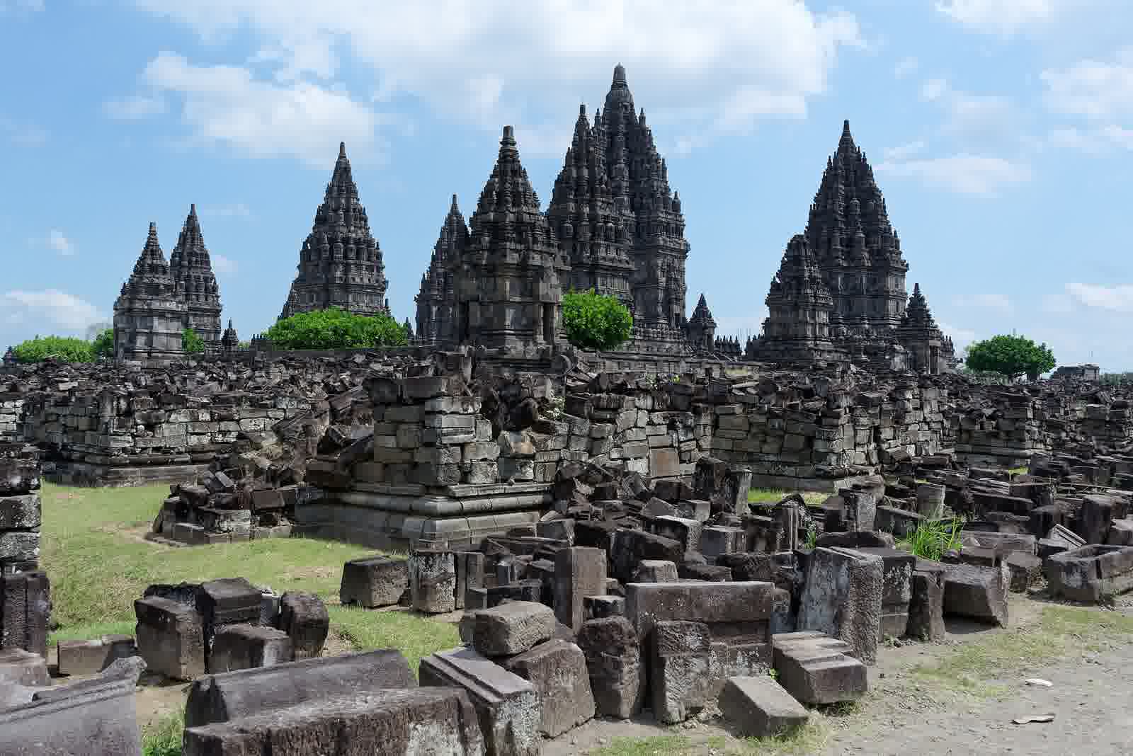 Menara Candi Prambanan menjulang di bawah senja, Yogyakarta